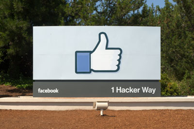 Facebook本社にある看板